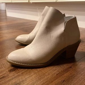 White universal thread booties